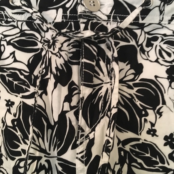 Ladies shorts - Picture 2 of 4